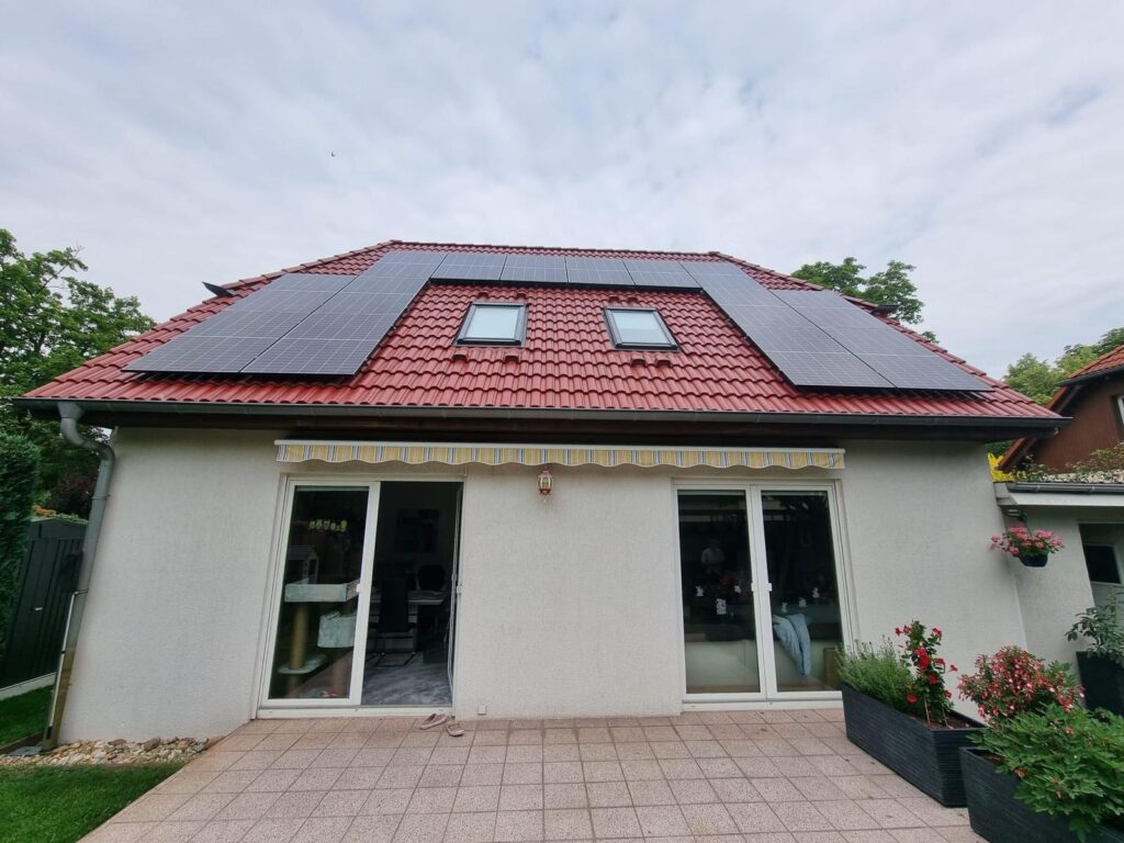 aestehtische-pv-photovoltaik-panels-auf-dach-sg-elektrotechnik