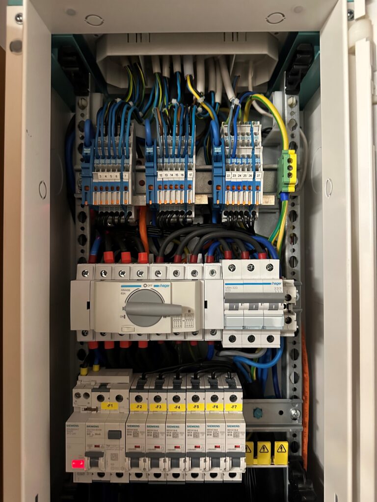 schaltschrank-sg-elektrotechnik-niederspannung